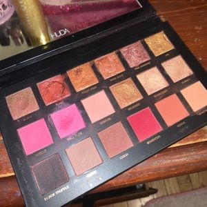 Huda Beauty rose gold pallete